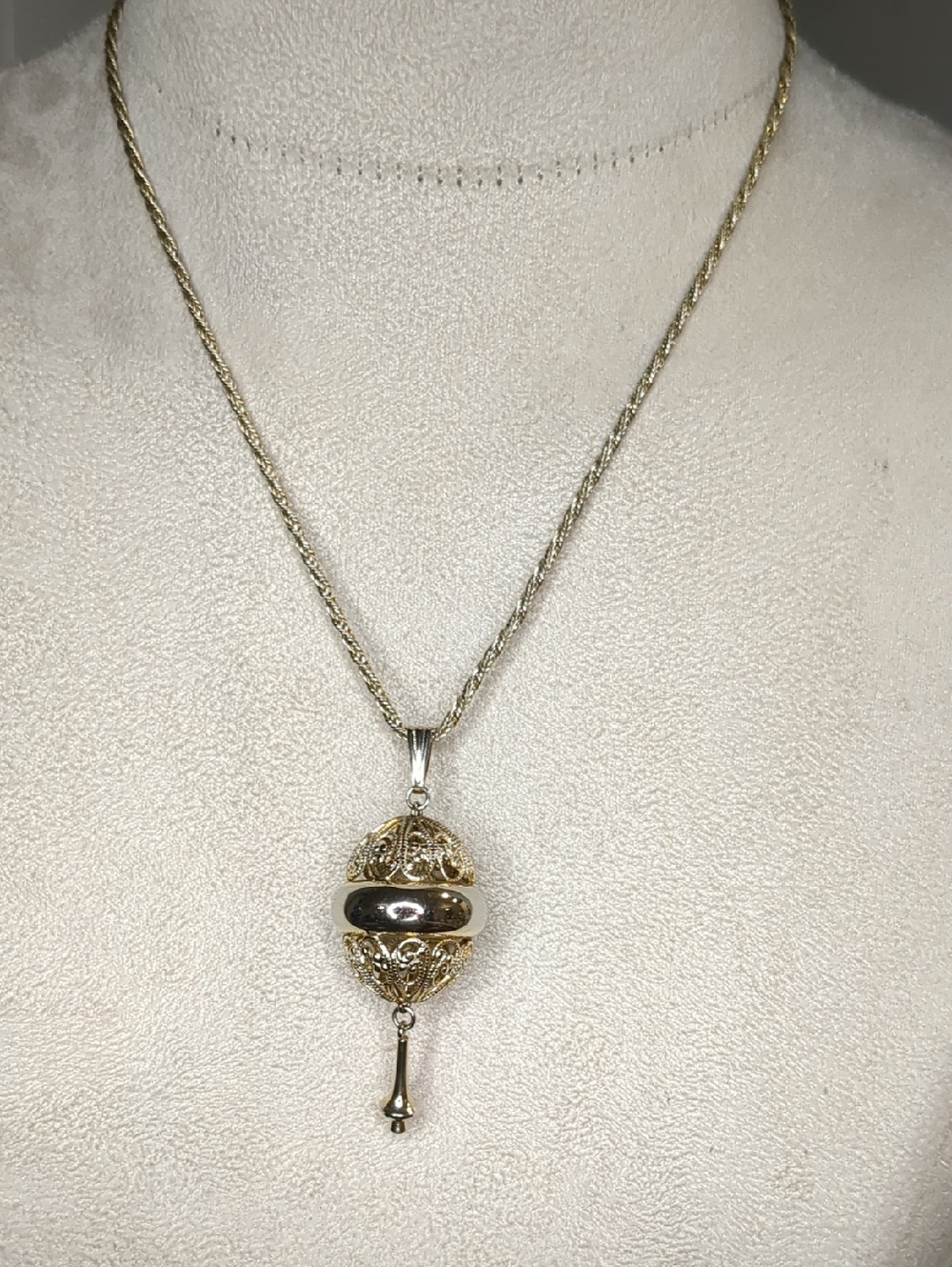 Vintage 60s Gold-Tone Filigree Dreidel Pendant Necklace Elegant - Picture 3 of 10